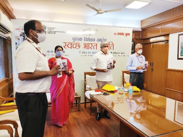 Union Ministers Smt Smriti Irani and Gajendra Singh launch book ‘Swachh Bharat Kranti’